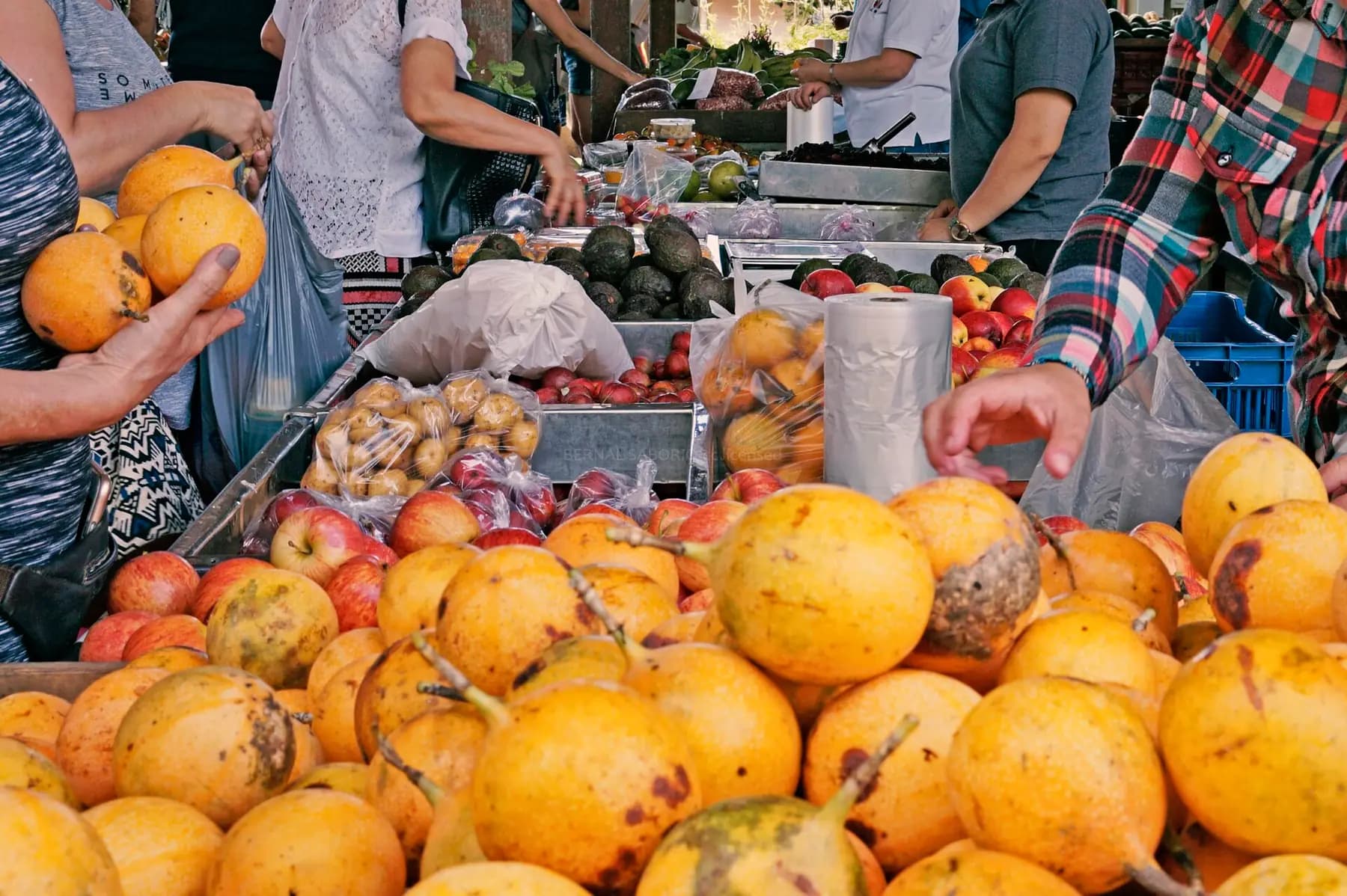 Puestos de frutas en una feria del agricultor en Costa Rica